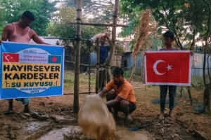Bangladeş'in yoksul köyünde hayırsever kardeşler su kuyusu temel atma ve sondaj işlemleri yapıldıı