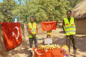 Afrika Çad köylerinde ekmek dağıtımı 