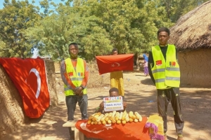 Afrika Çad köylerinde ekmek dağıtımı 