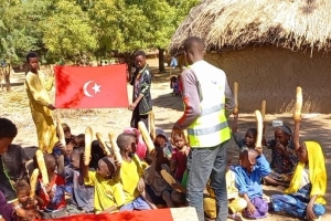 Afrika Çad köylerinde ekmek dağıtımı 