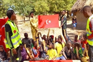 Afrika Çad köylerinde ekmek dağıtımı 