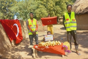 Afrika Çad köylerinde ekmek dağıtımı 