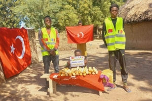 Afrika Çad köylerinde ekmek dağıtımı 