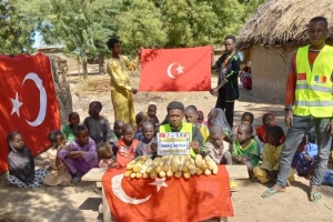 Afrika Çad köylerinde ekmek dağıtımı 