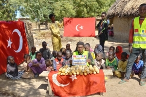 Afrika Çad köylerinde ekmek dağıtımı 