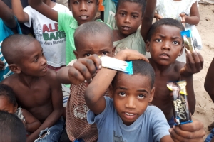 Madagaskar köylerinde çocukları sevindirme çikolata dağıtımı 