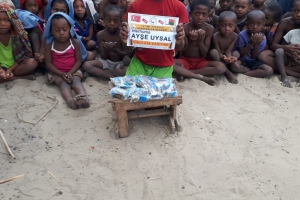 Madagaskar köylerinde çocukları sevindirme çikolata dağıtımı 