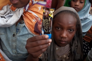 Madagaskar köylerinde çocukları sevindirme çikolata dağıtımı 