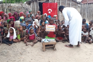 Madagaskar köylerinde çocukları sevindirme çikolata dağıtımı 
