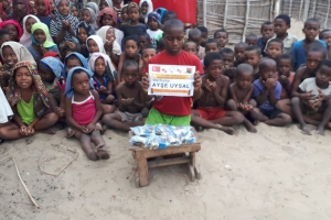 Madagaskar köylerinde çocukları sevindirme çikolata dağıtımı 