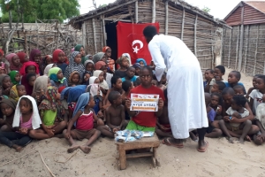 Madagaskar köylerinde çocukları sevindirme çikolata dağıtımı 