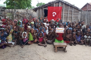 Madagaskar köylerinde çocukları sevindirme çikolata dağıtımı 