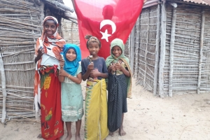 Madagaskar köylerinde çocukları sevindirme çikolata dağıtımı 