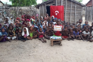 Madagaskar köylerinde çocukları sevindirme çikolata dağıtımı 