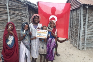 Madagaskar köylerinde çocukları sevindirme çikolata dağıtımı 