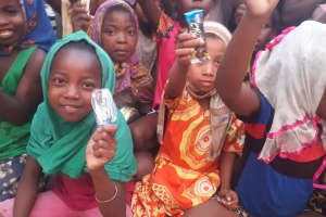 Afrika Madagaskar çocukları sevindirme çikolata dağıtımı Aralık 2022