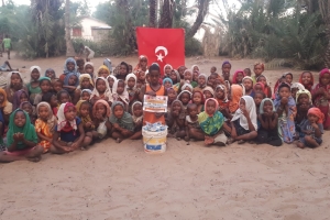 Afrika Madagaskar çocukları sevindirme çikolata dağıtımı Aralık 2022