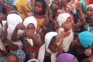 Afrika Madagaskar çocukları sevindirme çikolata dağıtımı Aralık 2022