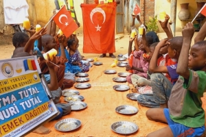 Cad ülkesinde yetim yoksul çocuklara yemek dağıtımlarumiz dev ediyor Aralık 2022