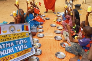 Cad ülkesinde yetim yoksul çocuklara yemek dağıtımlarumiz dev ediyor Aralık 2022