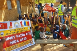 Afrika Çad ülkesinin fakir köylerinde çocuklarıa ekmek dağıtımı yapıldı Aralık 2022