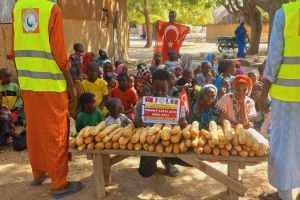 Afrika Çad ülkesinin fakir köylerinde çocuklarıa ekmek dağıtımı yapıldı Aralık 2022