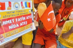 Afrika Çad ülkesinin fakir köylerinde çocuklarıa ekmek dağıtımı yapıldı Aralık 2022