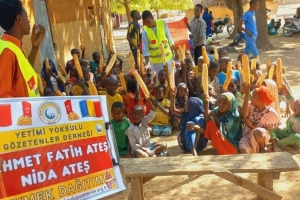 Afrika Çad ülkesinin fakir köylerinde çocuklarıa ekmek dağıtımı yapıldı Aralık 2022