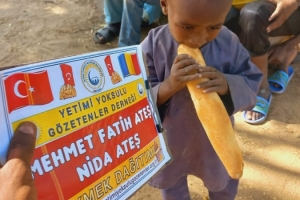 Afrika Çad ülkesinin fakir köylerinde çocuklarıa ekmek dağıtımı yapıldı Aralık 2022