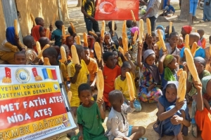 Afrika Çad ülkesinin fakir köylerinde çocuklarıa ekmek dağıtımı yapıldı Aralık 2022