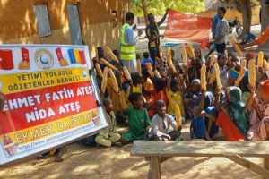 Afrika Çad ülkesinin fakir köylerinde çocuklarıa ekmek dağıtımı yapıldı Aralık 2022