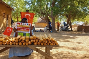 Afrika Çad ülkesinin fakir köylerinde çocuklarıa ekmek dağıtımı yapıldı Aralık 2022