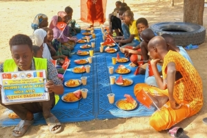 Afrika Çad ülkesinin fakir köylerinde çocuklarıa yemek dağıtımı yapıldı Aralık 2022