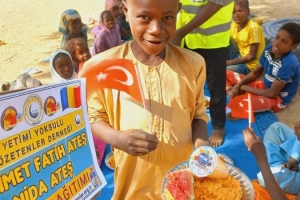 Afrika Çad ülkesinin fakir köylerinde çocuklarıa yemek dağıtımı yapıldı Aralık 2022