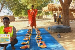 Afrika Çad ülkesinin fakir köylerinde çocuklarıa yemek dağıtımı yapıldı Aralık 2022