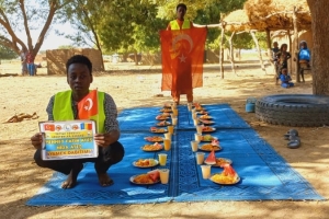 Afrika Çad ülkesinin fakir köylerinde çocuklarıa yemek dağıtımı yapıldı Aralık 2022