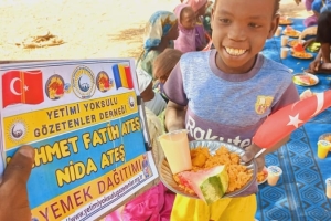 Afrika Çad ülkesinin fakir köylerinde çocuklarıa yemek dağıtımı yapıldı Aralık 2022