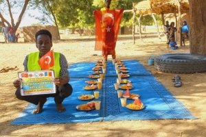 Afrika Çad ülkesinin fakir köylerinde çocuklarıa yemek dağıtımı yapıldı Aralık 2022