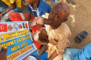 Afrika Çad ülkesinin fakir köylerinde çocuklarıa yemek dağıtımı yapıldı Aralık 2022