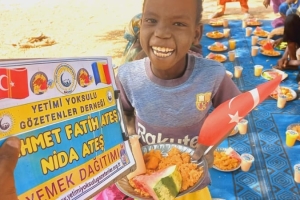 Afrika Çad ülkesinin fakir köylerinde çocuklarıa yemek dağıtımı yapıldı Aralık 2022