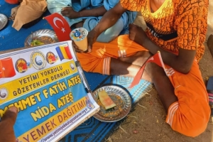 Afrika Çad ülkesinin fakir köylerinde çocuklarıa yemek dağıtımı yapıldı Aralık 2022