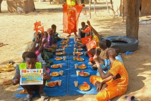 Afrika Çad ülkesinin fakir köylerinde çocuklarıa yemek dağıtımı yapıldı Aralık 2022