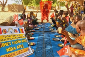 Afrika Çad ülkesinin fakir köylerinde çocuklarıa yemek dağıtımı yapıldı Aralık 2022