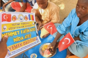 Afrika Çad ülkesinin fakir köylerinde çocuklarıa yemek dağıtımı yapıldı Aralık 2022