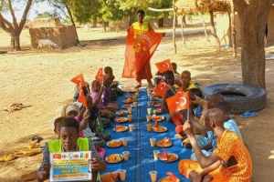 Afrika Çad ülkesinin fakir köylerinde çocuklarıa yemek dağıtımı yapıldı Aralık 2022