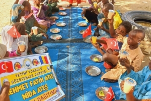 Afrika Çad ülkesinin fakir köylerinde çocuklarıa yemek dağıtımı yapıldı Aralık 2022