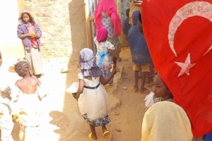 Afrika Çad çocukları sevindirme çikolata dagitimi