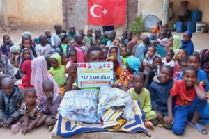 Afrika Çad çocukları sevindirme çikolata dagitimi