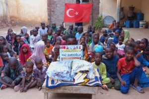 Afrika Çad çocukları sevindirme çikolata dagitimi