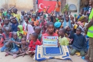 Afrika Çad çocukları sevindirme çikolata dagitimi